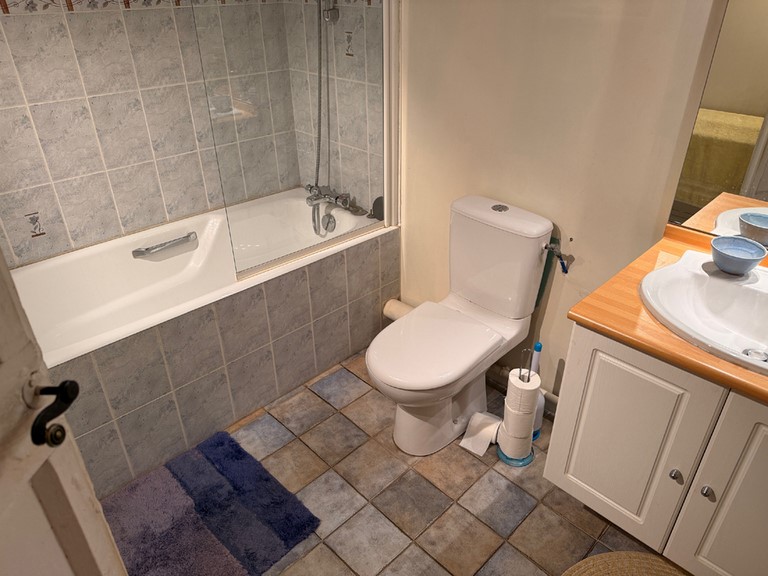 bathroom 1 (level 2) bathroom 1 (level 2)